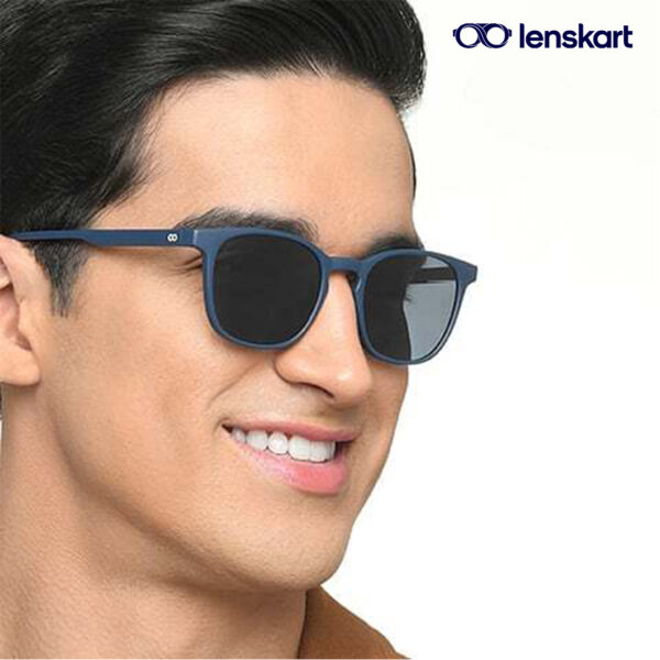 Men wearing Hustlr Navy Sunglasses for Men & Women VC S15999 C-13 W with smiling face